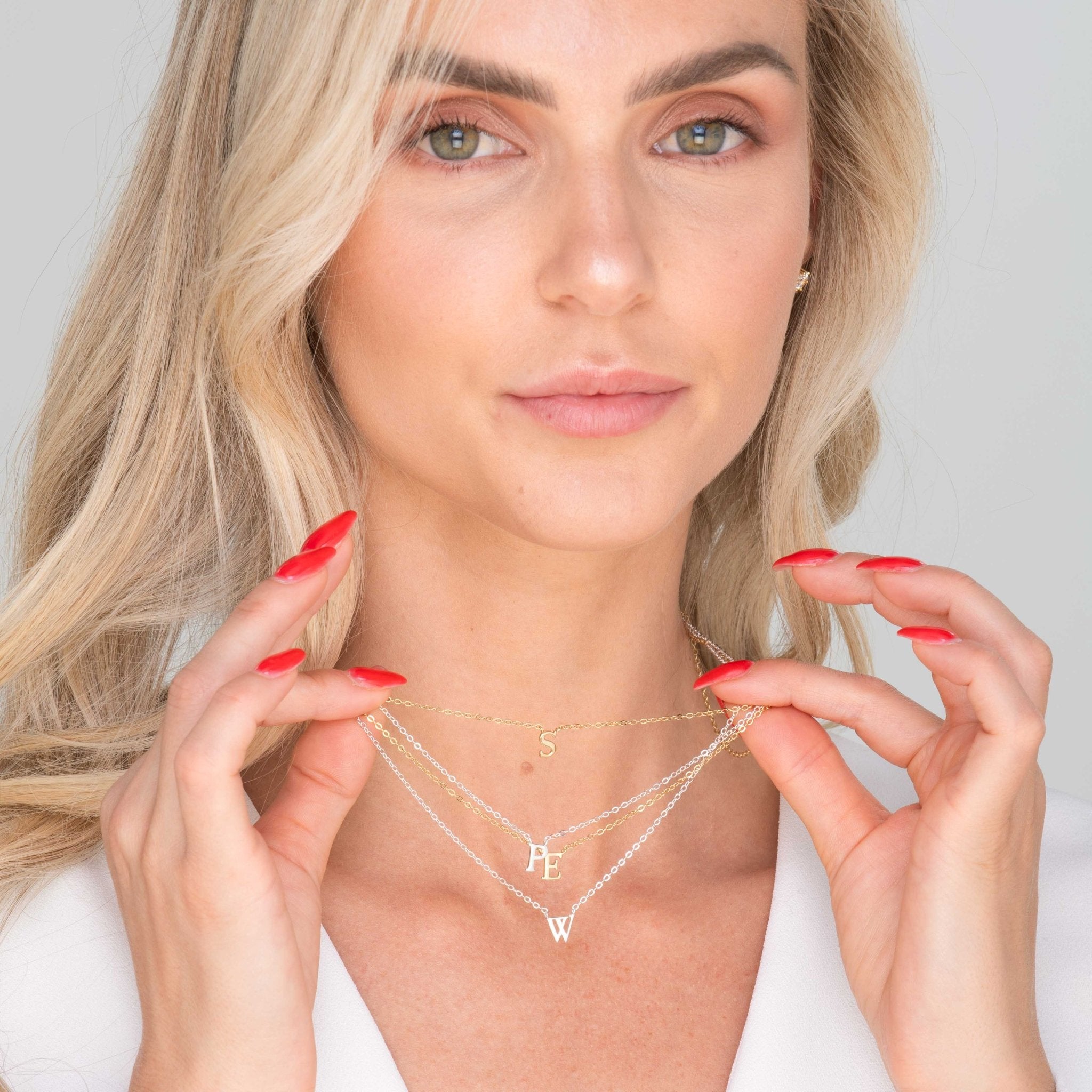 Celyssa Script Initial Letter Necklace in Gold / O